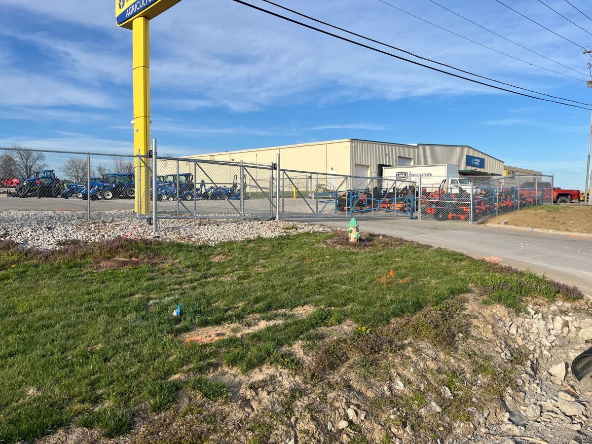Galvanized commercial chain link fence
